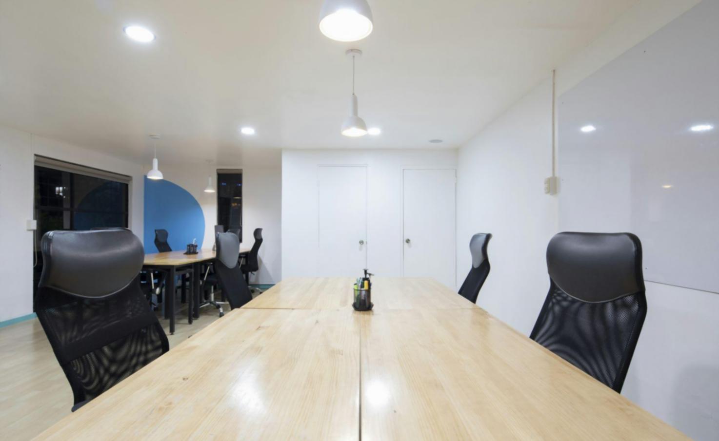 Análisis detallado de documentos financieros sobre escritorio